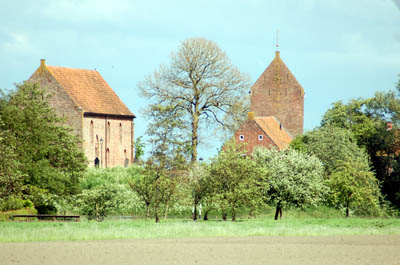 zicht op Ezinger kerk vanuit Bouwerderpad